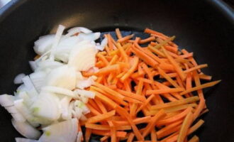 Prăjiți ceapa și morcovii în ulei vegetal până sunt fierte pe jumătate.