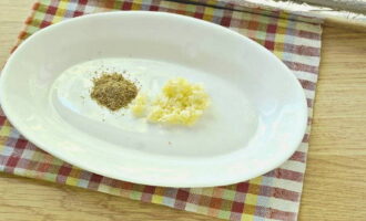 Se macină usturoiul decojit, se trece printr-o presă sau se toacă mărunt. Se amestecă cu coriandru măcinat.
