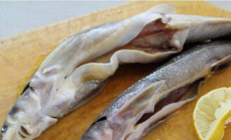 Rắc cá tầm đã bỏ ruột với nước cốt chanh và muối rồi để ngâm.