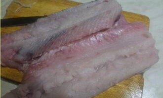 Ihiwalay ang fillet mula sa backbone at alisin ang malalaking buto gamit ang mga sipit.