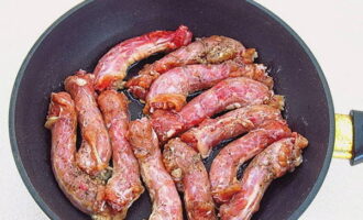 Đặt chim vào chảo rán với dầu nóng.