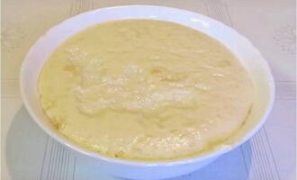 Ang mga pancake ng lebadura na may gatas ay napakadaling ihanda. Upang ihanda ang kuwarta, ibuhos ang 100 ML ng pinainit na gatas sa isang mangkok, magdagdag ng isang kutsarang harina at matunaw ang tuyong lebadura na may isang kutsarang asukal sa loob nito. Paghaluin ang mga sangkap na ito gamit ang isang whisk at ilagay ang kuwarta sa isang mainit na lugar sa loob ng kalahating oras.
