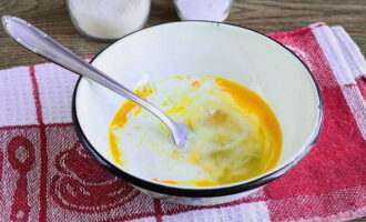 Giet melk bij de losgeklopte eieren en meng alles tot een gladde massa, zoals bij een omelet.