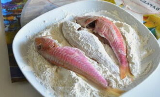 Trộn kỹ lượng chứa trong hộp để gia vị được phân bổ đều khắp bột. Đặt cá đã chuẩn bị vào bột mì và phủ đều trong bột mì.
