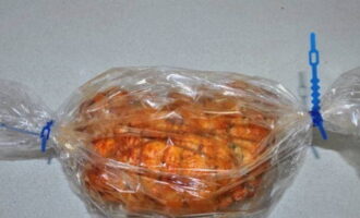 Chúng tôi buộc phôi bằng chỉ. Chà đều với ớt bột để có màu sắc tươi sáng và mùi thơm. Đặt vào ống nướng và buộc hai bên.