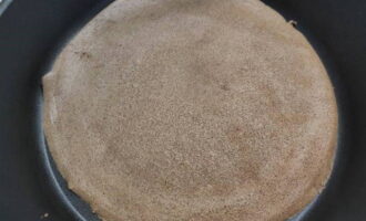 Fregiu creps fines de la massa resultant.