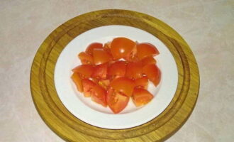 Vi delar tomaterna i tunna skivor.
