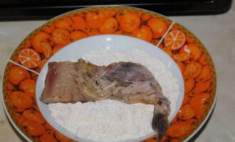 Ilagay ang harina sa isang plato. Igulong mabuti ang lahat ng piraso ng adobong carp sa harina sa lahat ng panig.