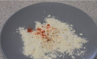 I en tallrik, kombinera mjöl med kryddor och salt.