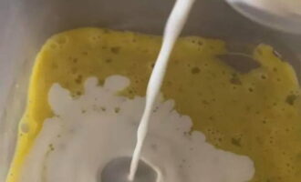 Om het beslag te bereiden, breek de eieren in een grote kom en voeg melk toe. Om het beslag te bereiden, breek de eieren in een grote kom en voeg melk toe.
