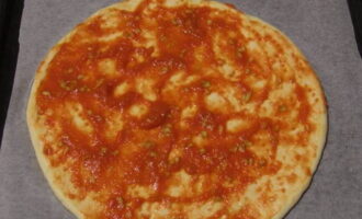 Cobriu la base amb salsa de tomàquet.