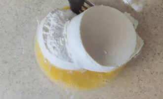Rây bột vào hỗn hợp trứng và thêm ricotta.