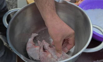 Ilagay ang isda sa isang malaking lalagyan.