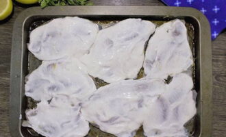 Vắt một thìa nước ép từ chanh. Tưới nước cho cá, sau đó thoa đều kem chua lên từng miếng cá.