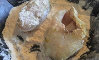 Mỗi miếng được phủ kỹ bằng bột mì.