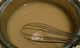 Kapag kumulo ang tubig-alat, ihulog ang hilaw na caviar dito. Paghaluin nang mabuti ang caviar sa brine na may whisk para sa 3-4 minuto.