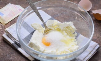 Voeg twee soorten suiker toe: gewone en vanille. Voeg twee soorten suiker toe: gewone en vanille.