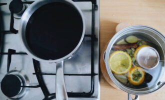 Ta bort buljongen från spisen och låt den brygga. Värm körsbärsjuicen i en separat skål.