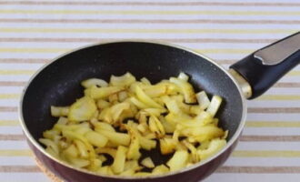 Lägg den ljusa grönsaken på en tallrik och börja fräsa löken i cirka 3-5 minuter. Lägg den ljusa grönsaken på en tallrik och börja fräsa löken i cirka 3-5 minuter.