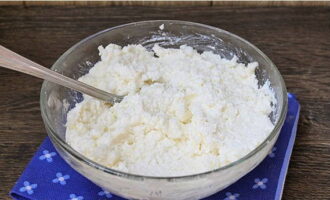 Trộn phô mai bào với đường, muối và vanillin.