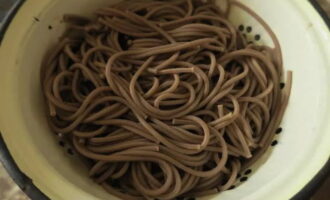 Patuyuin ang nilutong noodles sa pamamagitan ng salaan o colander. Banlawan ng pinakuluang tubig. Patuyuin ang nilutong noodles sa pamamagitan ng salaan o colander. Banlawan ng pinakuluang tubig.
