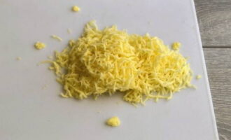 Grate ang Parmesan cheese sa isang pinong kudkuran.