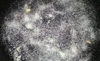Belägg stekpannan där du stekte kålen med senapsolja och strö över mannagryn; det kommer att ge produkten en krispig skorpa.