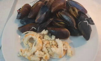 Scoateți midiile deschise și aruncați-le pe cele nedeschise. Răciți fructele de mare.