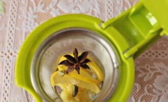 Kumuha ng tsarera. Magdagdag ng mga hiwa ng lemon, tinadtad na luya, cardamom at star anise. Ibuhos ang berde o itim na tsaa sa iyong paghuhusga.
