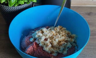 Krama ur det blötlagda brödet och lägg i köttfärsen.
