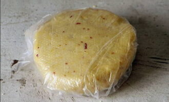 Binalot namin ang bukol ng buhangin sa isang bag at inilalagay ito sa istante ng refrigerator, nalilimutan ng kalahating oras. Binalot namin ang bukol ng buhangin sa isang bag at inilalagay ito sa istante ng refrigerator, nalilimutan ng kalahating oras.