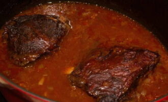 Doe de groenten in een vuurvaste schaal en leg de roze wangetjes erop. Giet de inhoud van de pan eruit. Voeg honing toe, voeg zout en peper toe. Bedek de pan met folie of een deksel en plaats in de oven.Kook gedurende 1,5 uur op 180 graden. Verwijder het deksel en laat nog een half uur koken.