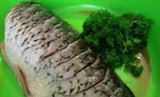 Chúng tôi thực hiện các đường cắt chéo trên thân thịt bằng dao. Rắc muối.