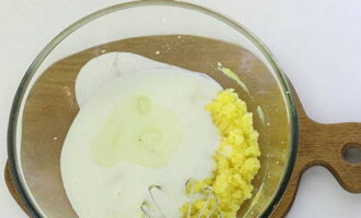 Aboqueu el kefir i l'oli vegetal a la barreja d'ou i remeneu-ho fins que quedi suau.
