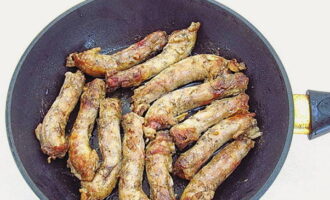 Chiên cổ cho đến khi tạo thành lớp vỏ thơm ngon ở tất cả các mặt.