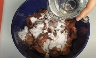 Strö njurarna med en tesked läsk, häll i 100 ml rent vatten, rör om och låt stå i 20 minuter.