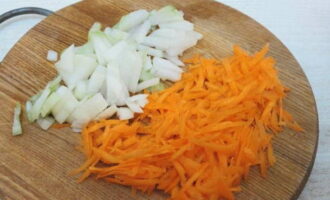 ข้าวกับผักในกระทะเตรียมง่ายมาก ปอกเปลือกและล้างผักสำหรับจานทันที ผักบางชนิดสามารถนำมาแช่แข็งได้ หั่นหัวหอมเป็นก้อนเล็ก ๆ บดแครอทบนเครื่องขูดหยาบ