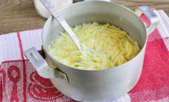 Kook de vermicelli 5-6 minuten in water met zout, laat ze uitlekken in een vergiet en spoel ze af met koud water, zodat de pasta iets kan afkoelen.