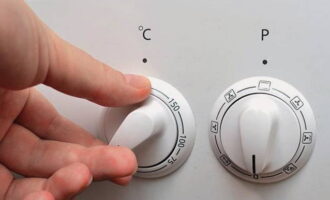 Cho vào lò nướng đã làm nóng trước ở 160 độ trong 1 giờ 50 phút.