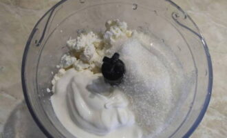 Ara anem a preparar la crema de mató. Col·loqueu el formatge cottage, el iogurt, el sucre de vainilla i el sucre normal restant en un bol de la batedora.