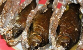 Magluto ng 20 minuto sa 200 degrees. Pagkatapos, alisin ang isda at maingat na buksan ang foil.