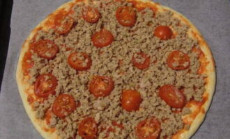 Distribuïu uniformement la carn picada fregida. Suplement amb meitats de tomàquets cherry rentats.
