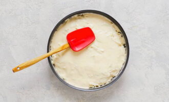 Phủ đĩa nướng bằng bơ. Đặt bắp cải vào đây, rắc hạt tiêu và đổ bột vào.