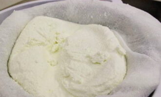Gamit ang gauze, pisilin ang curd mula sa whey.