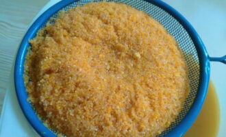 Susunod, pilitin ang caviar sa pamamagitan ng isang pinong salaan o iba pang angkop na paraan. Sa oras na ito, ang caviar ay nakakuha na ng isang kaaya-ayang kulay kahel.
