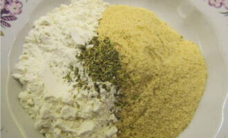 Într-un castron separat, combinați ingredientele pentru pâine: făină, biscuiți și condimente.