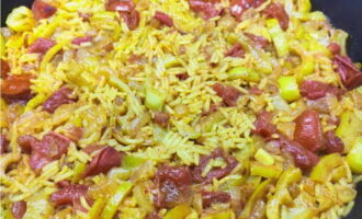 Töltse fel a hozzávalókat vízzel, zárja le a fedőt, és lassú tűzön párolja 20 percig.