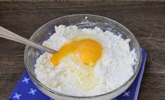 Đánh từng quả trứng vào, trộn đều.