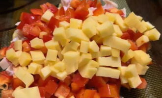 Hacka hårdosten i tärningar och lägg i ingredienserna.