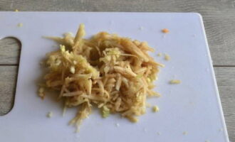 Hugasan ang mansanas, alisin ang alisan ng balat sa isang kasambahay. Grate sa isang medium grater. Upang maiwasan ang pagdidilim ng mansanas, maaari mo itong iwisik ng lemon juice.